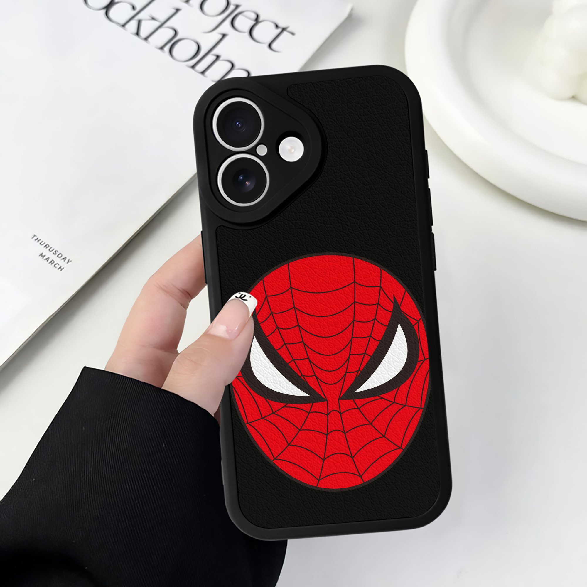 （画像用） アベンジャーズ The Avengers 【iPhone 16シリーズ対応】シリコンスマホケース（レザー調） 材質：シリコン